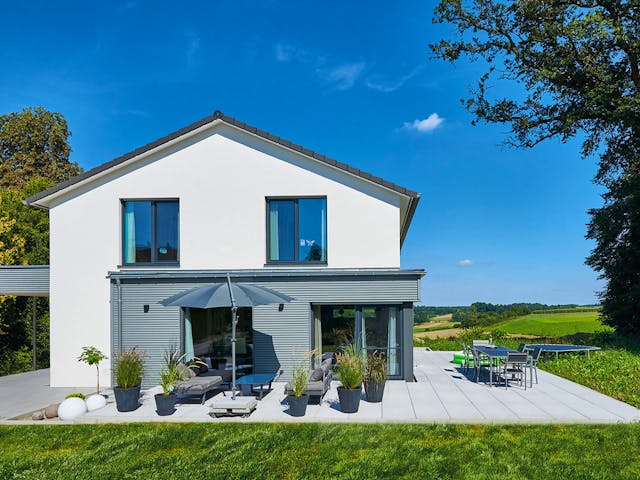 Fertighaus Haus Faber von Fertighaus WEISS Schlüsselfertig ab 527666€, Satteldach-Klassiker Außenansicht 2
