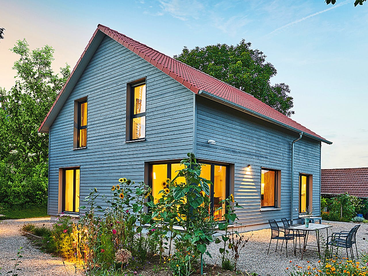 Fertighaus Haus Garten von Fertighaus WEISS Schlüsselfertig ab 377762€, Satteldach-Klassiker Außenansicht 1