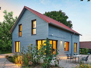 Fertighaus Haus Garten von Fertighaus WEISS Schlüsselfertig ab 377762€, Satteldach-Klassiker Außenansicht 1