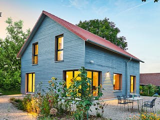 Fertighaus Haus Garten von Fertighaus WEISS Schlüsselfertig ab 401515€, Satteldach-Klassiker Außenansicht 1