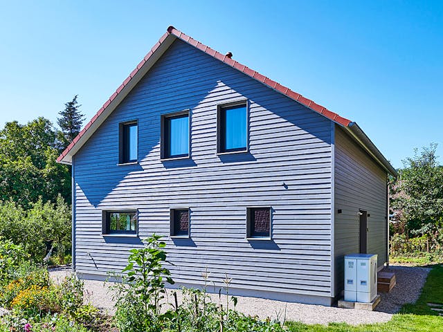 Fertighaus Haus Garten von Fertighaus WEISS Schlüsselfertig ab 377762€, Satteldach-Klassiker Außenansicht 2