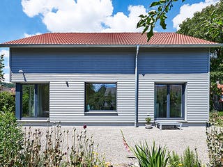 Fertighaus Haus Garten von Fertighaus WEISS Schlüsselfertig ab 377762€, Satteldach-Klassiker Außenansicht 3
