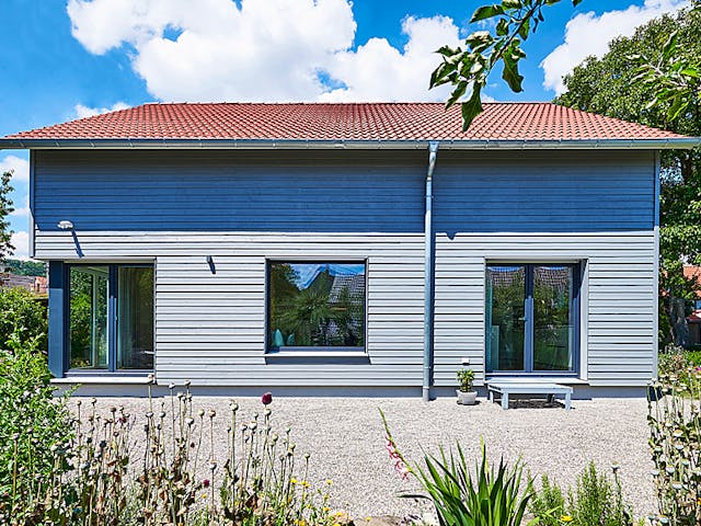 Fertighaus Haus Garten von Fertighaus WEISS Schlüsselfertig ab 377762€, Satteldach-Klassiker Außenansicht 3