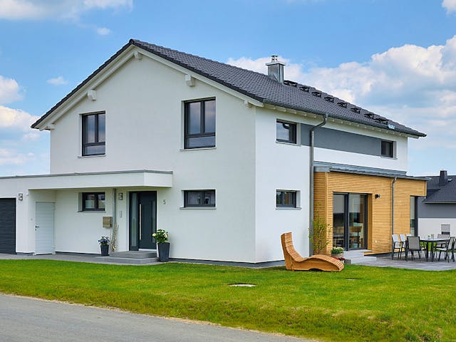 Fertighaus Haus Grauer von WEISS Holzhaus Schlüsselfertig ab 461203€, Satteldach-Klassiker Außenansicht 2