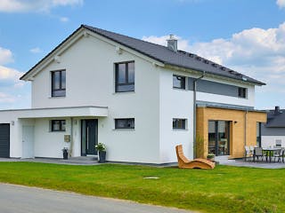 Fertighaus Haus Grauer von Fertighaus WEISS Schlüsselfertig ab 490202€, Satteldach-Klassiker Außenansicht 2