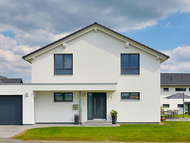 Fertighaus Haus Grauer von WEISS Holzhaus Schlüsselfertig ab 461203€, Satteldach-Klassiker Außenansicht 3