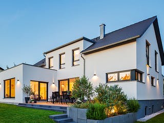 Fertighaus Haus John von Fertighaus WEISS Schlüsselfertig ab 580723€, Satteldach-Klassiker Außenansicht 1