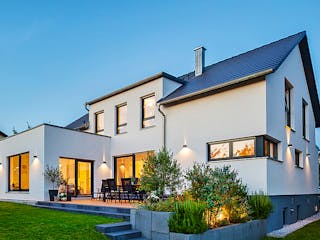 Fertighaus Haus John von Fertighaus WEISS Schlüsselfertig ab 593499€, Satteldach-Klassiker Außenansicht 1