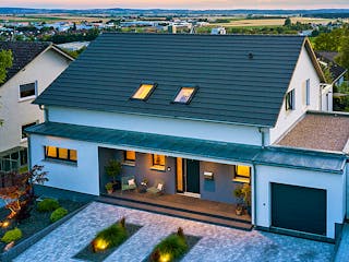 Fertighaus Haus John von Fertighaus WEISS Schlüsselfertig ab 593499€, Satteldach-Klassiker Außenansicht 2