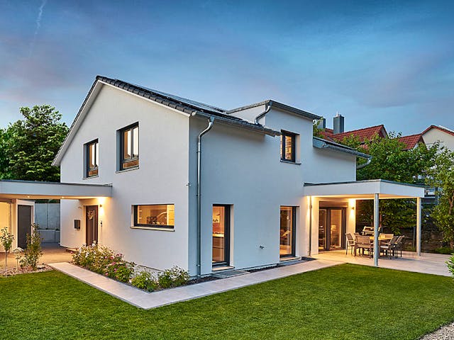 Fertighaus Haus Lenzen von Fertighaus WEISS Schlüsselfertig ab 426833€, Satteldach-Klassiker Außenansicht 1