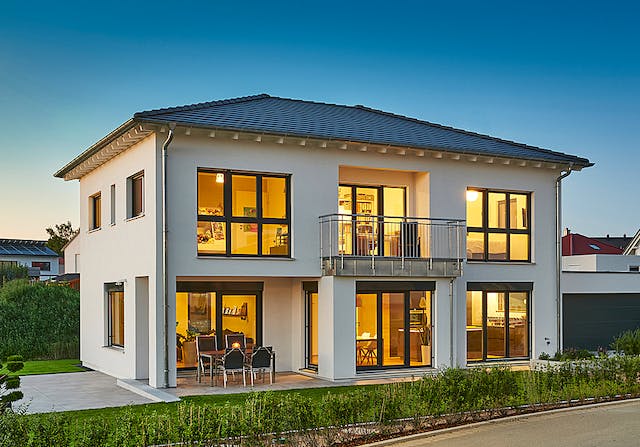 Walmdachhaus mit zwei Etagen und Garage