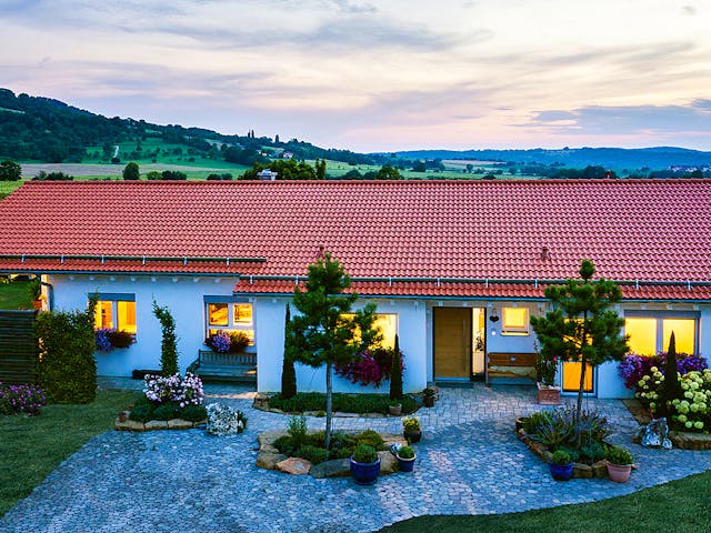 Fertighaus Haus Seiler von WEISS Holzhaus Schlüsselfertig ab 428875€, Bungalow Außenansicht 2