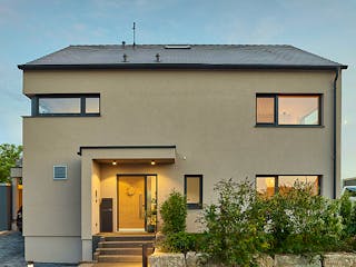 Fertighaus Haus Seyfried von Fertighaus WEISS Schlüsselfertig ab 473264€, Satteldach-Klassiker Außenansicht 1
