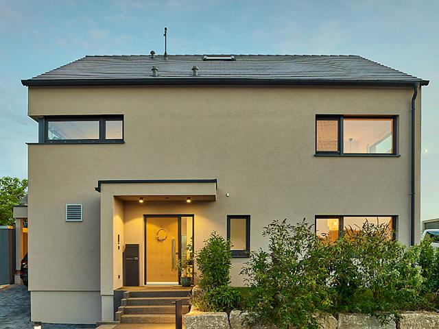 Fertighaus Haus Seyfried von Fertighaus WEISS Schlüsselfertig ab 473264€, Satteldach-Klassiker Außenansicht 1