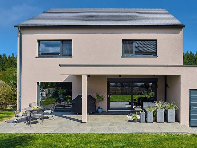 Fertighaus Haus Seyfried von WEISS Holzhaus Schlüsselfertig ab 445266€, Satteldach-Klassiker Außenansicht 2