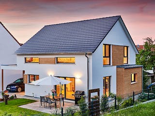 Fertighaus Haus Veith von WEISS Holzhaus Schlüsselfertig ab 371953€, Satteldach-Klassiker Außenansicht 1