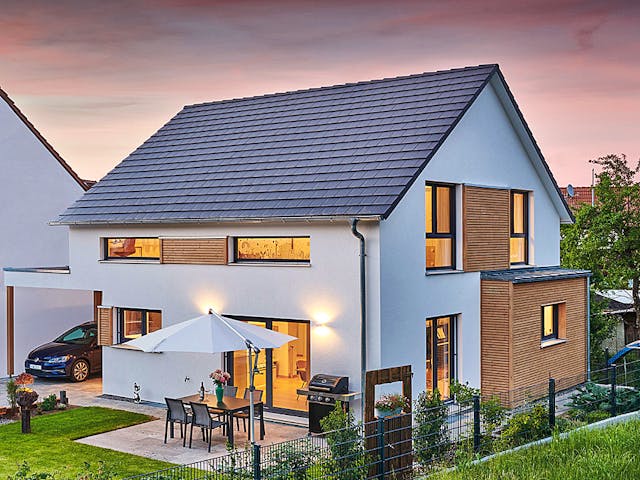 Fertighaus Haus Veith von Fertighaus WEISS Schlüsselfertig ab 371953€, Satteldach-Klassiker Außenansicht 1
