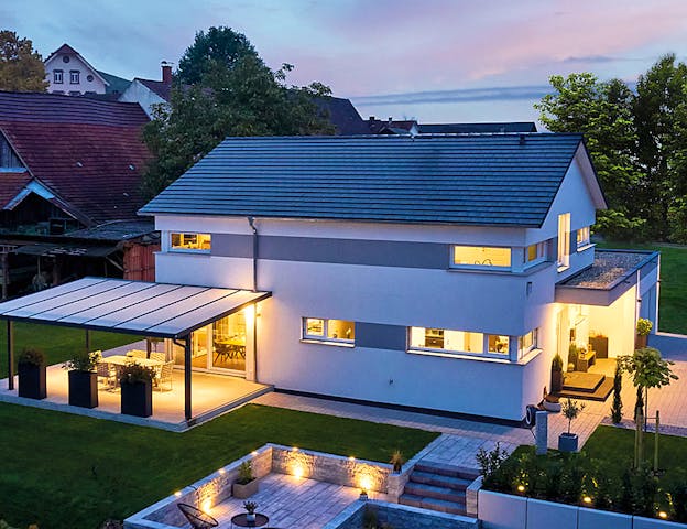 Fertighaus-Anbieter für den hochenergieeffizienten Holzrahmenbau: Modernes Fertighaus mit PV-Anlage & Doppelgarage von Fertighaus WEISS
