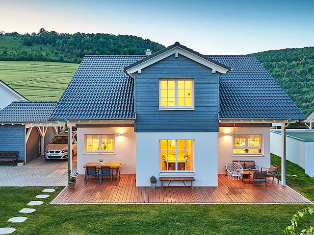 Fertighaus Haus Zaiser von Fertighaus WEISS Schlüsselfertig ab 410386€, Satteldach-Klassiker Außenansicht 1