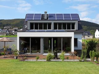 Fertighaus Figgen von Becker 360 Schlüsselfertig ab 410400€, Satteldach-Klassiker Außenansicht 5