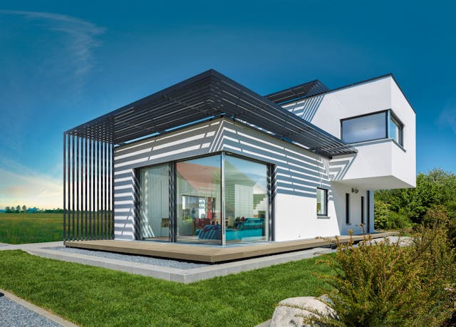 Kleine Fertighaus-Villa in außergewöhnlichem Bauhausstil von LUXHAUS