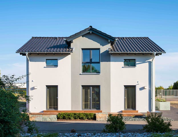 Musterhauspark nahe Sachsen-Anhalt: Modernes Satteldach-Fertighaus mit Arbeitszimmer unter dem Quergiebel von FingerHaus in der UNGER-Park Musterhausausstellung Leipzig/Dölzig