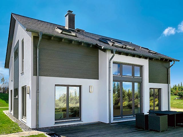 Fertighaus Musterhaus Erlangen von Fingerhut Haus Schlüsselfertig ab 548910€, Satteldach-Klassiker Außenansicht 1