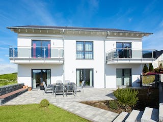 Fertighaus Mehrfamilienhaus mit 3 Wohneinheiten von FINGERHUT-HAUS Zwei- & Mehrfamilienhäuser, Außenansicht 2