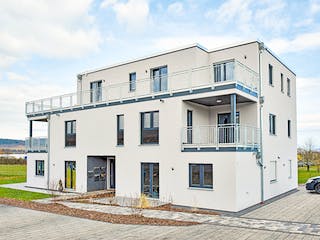 Fertighaus Mehrfamilienhaus mit 5 Wohneinheiten von FINGERHUT-HAUS Zwei- & Mehrfamilienhäuser, Cubushaus Außenansicht 1