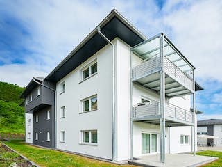 Fertighaus Mehrfamilienhaus mit 6 Wohneinheiten von FINGERHUT HAUS Zwei- & Mehrfamilienhäuser, Stadtvilla Außenansicht 5