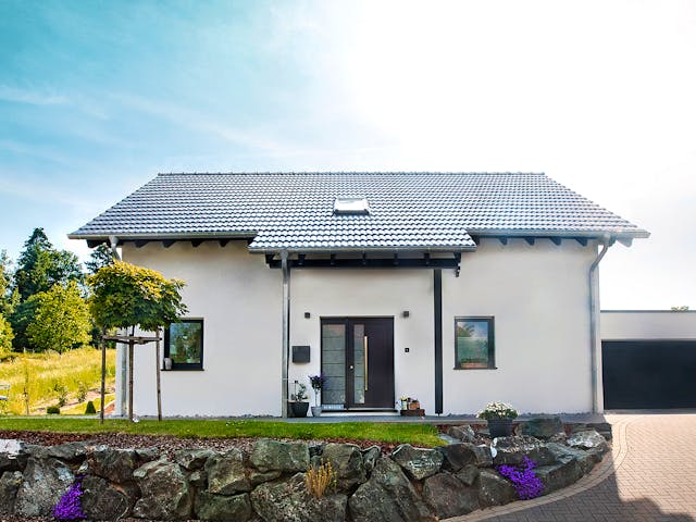 Fertighaus Amika von Fingerhut Haus Schlüsselfertig ab 475632€, Satteldach-Klassiker Außenansicht 2