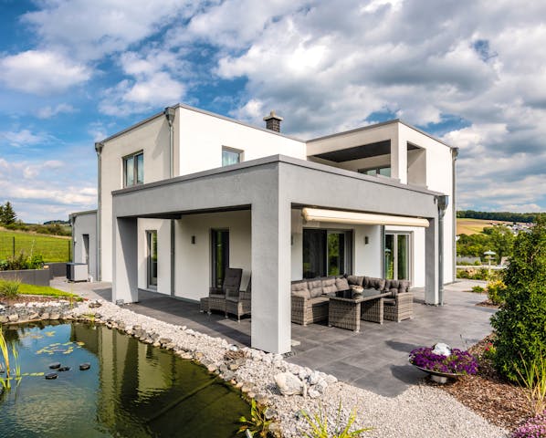 Im modernen Bauhausstil: Großzügiges Fertighaus in Rheinland-Pfalz des hier heimischen Hausanbieters Fingerhut Haus aus dem Westerwald.