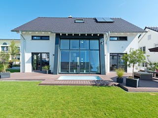 Fertighaus Luma von Fingerhut Haus Schlüsselfertig ab 486875€, Satteldach-Klassiker Außenansicht 2