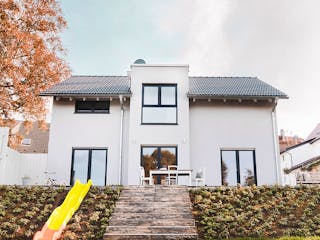 Fertighaus Vinaro von Fingerhut Haus Schlüsselfertig ab 449083€, Satteldach-Klassiker Außenansicht 1