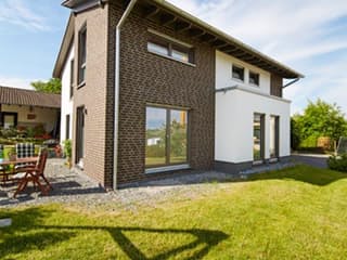 Fertighaus Finkenberg von GUSSEK HAUS Schlüsselfertig ab 438900€, Pultdachhaus Außenansicht 2