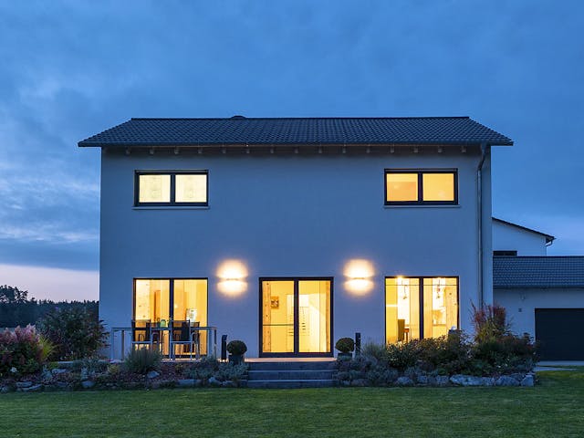 Fertighaus Modern 141 von FischerHaus Schlüsselfertig ab 488796€, Satteldach-Klassiker Außenansicht 3