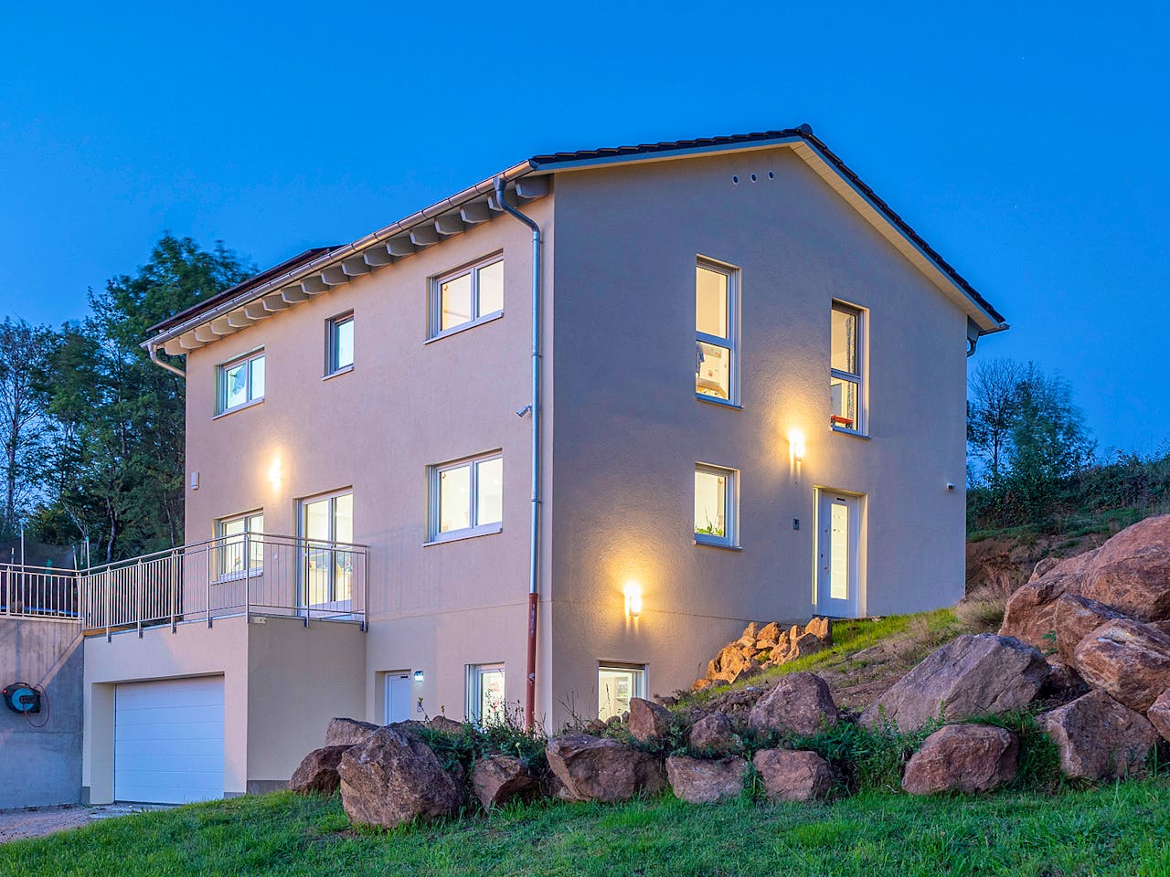 Fertighaus Modern 238 von FischerHaus Schlüsselfertig ab 548559€, Satteldach-Klassiker Außenansicht 1