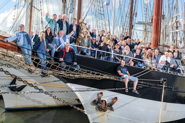 Das Team von Fjorborg sitzt auf einem Schiff