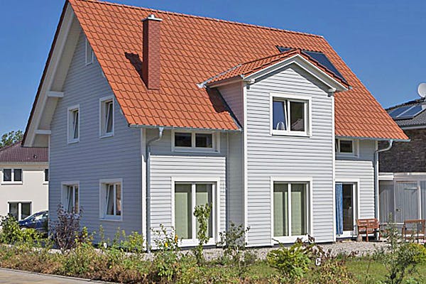 Holzhaus mit Satteldach von Flasche Hausbau