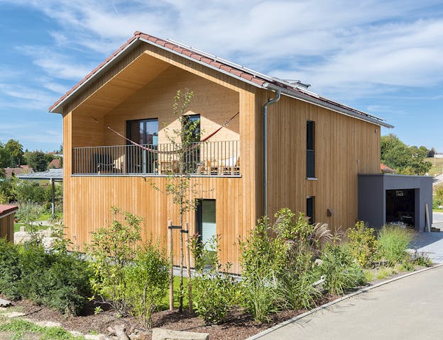 Schlüsselfertiges Holzhaus mit Satteldach von Fluck Holzbau
