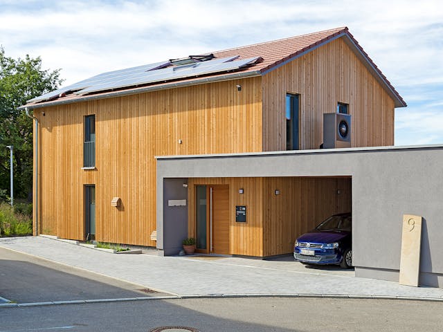 Fertighaus F150 - Kega von Fluck Holzbau Schlüsselfertig ab 400000€, Satteldach-Klassiker Außenansicht 2