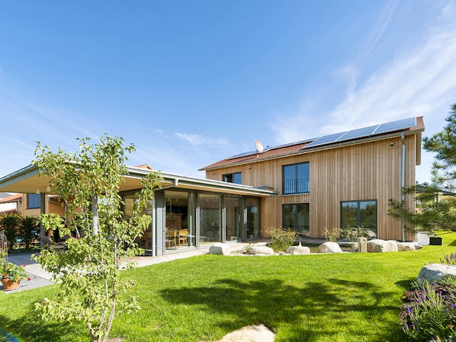 Fertighaus F150 - Kega von Fluck Holzbau Schlüsselfertig ab 400000€, Satteldach-Klassiker Außenansicht 3