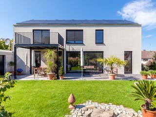 Fertighaus F186 - Burgmüller von Fluck Holzbau Schlüsselfertig ab 480000€, Satteldach-Klassiker Außenansicht 2