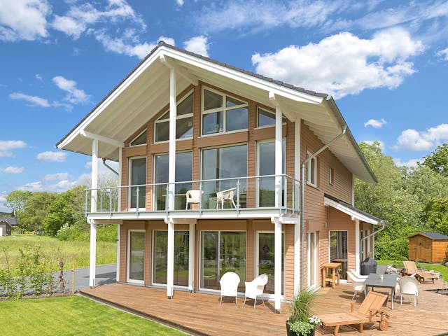 Fertighaus F241 - Kirsch von Fluck Holzbau Schlüsselfertig ab 560000€, Satteldach-Klassiker Außenansicht 1