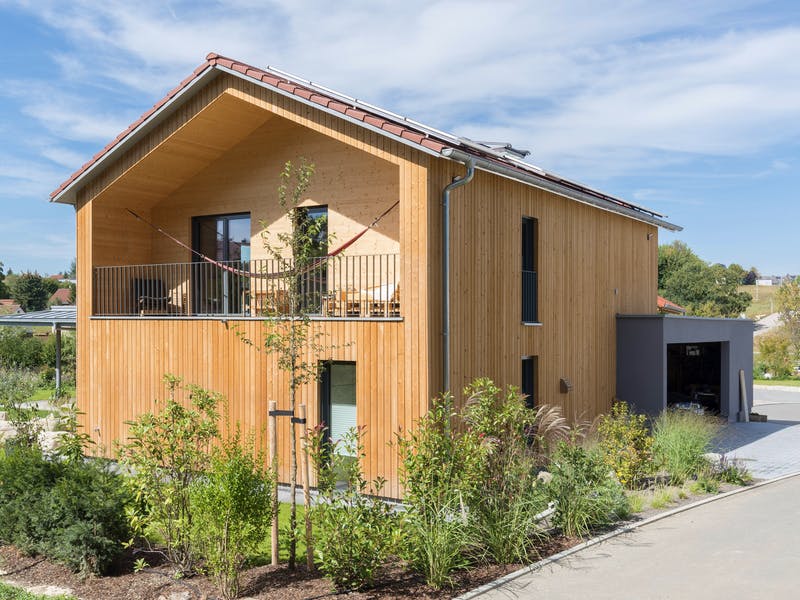 Holzhaus mit Satteldach von Fluck Holzbau