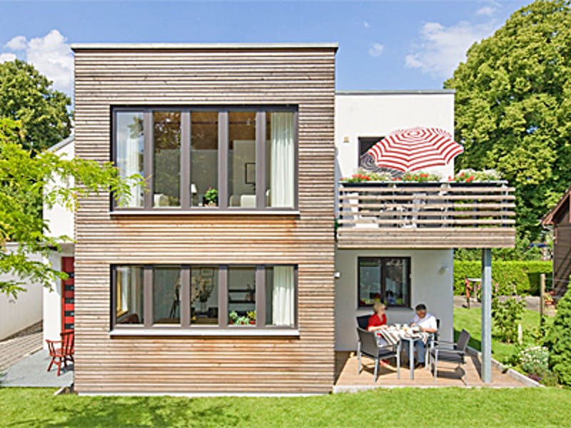 Modernes Holzhaus mit Flachdach von Fluck Holzbau