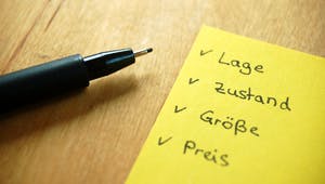 Stift liegt neben einer Checkliste