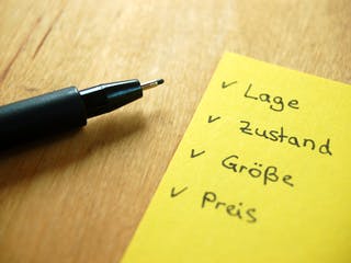 Stift liegt neben einer Checkliste