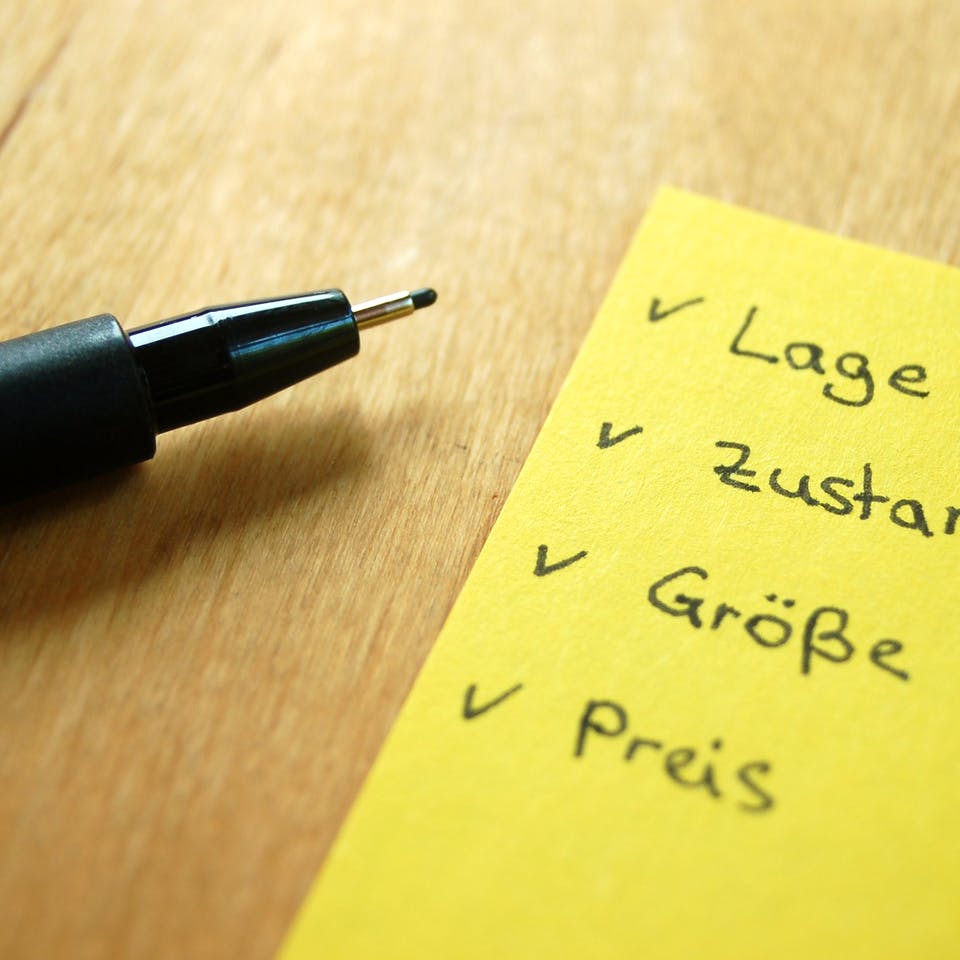 Stift liegt neben einer Checkliste