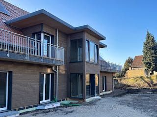 Fertighaus Mehrfamilienhaus mit sieben Wohneinheiten von Frammelsberger Holzbau - Mehrfamilienhäuser, Außenansicht 2